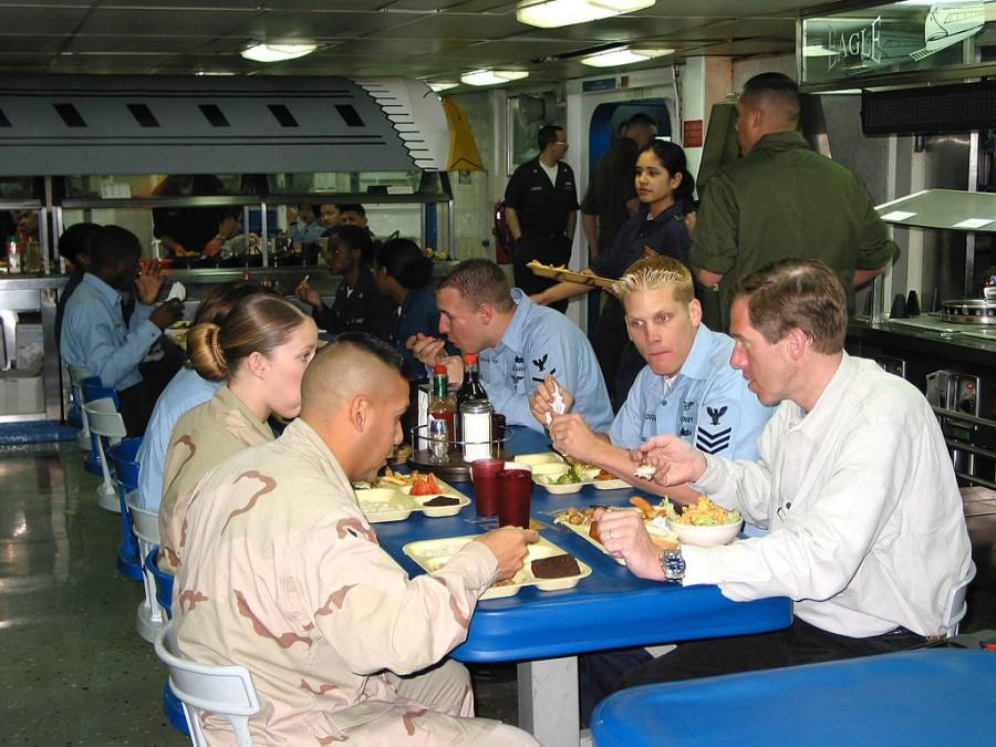 Brian Williams, right foreground, dines with sailors and marines while aboard the USS Tarawa in the Arabian Gulf in 2003.
Photo: Wikimedia Commons