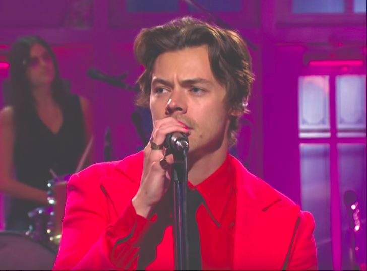 Harry Styles performs his latest single, “Watermelon Sugar,” live on SNL.
